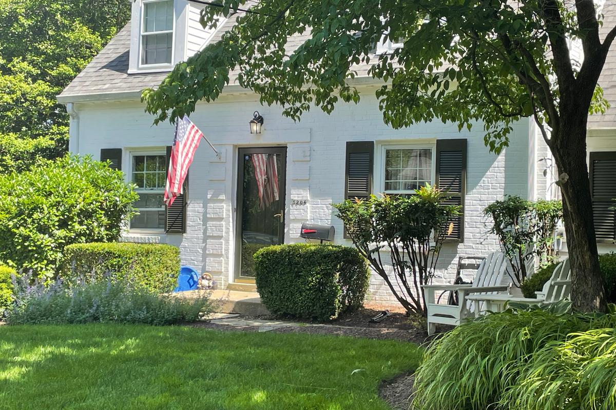 "Incluso en las escuelas estadounidenses" ultrademócratas-wokes-radicales de la izquierda desde adentro ", hacemos un culto en la bandera"