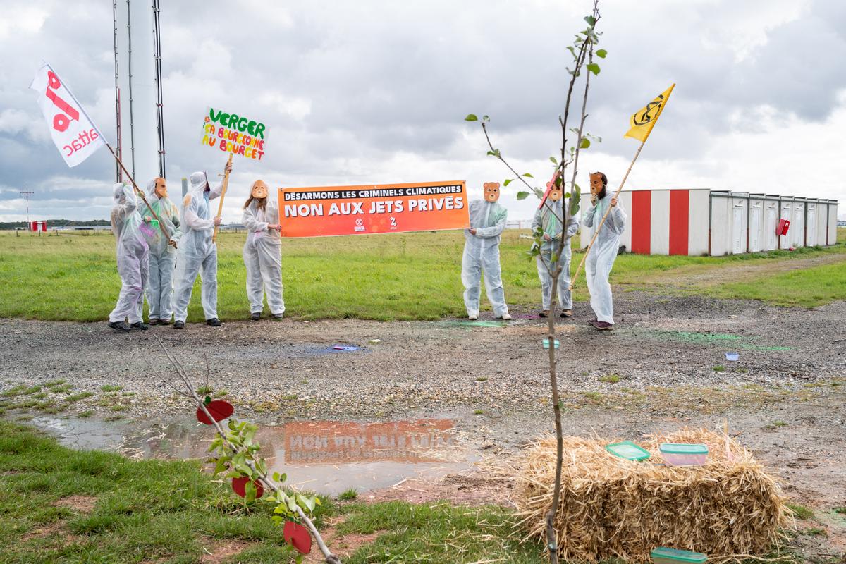 Activistas ecológicos ordenaron pagar 5,000 euros por una acción contra aviones privados