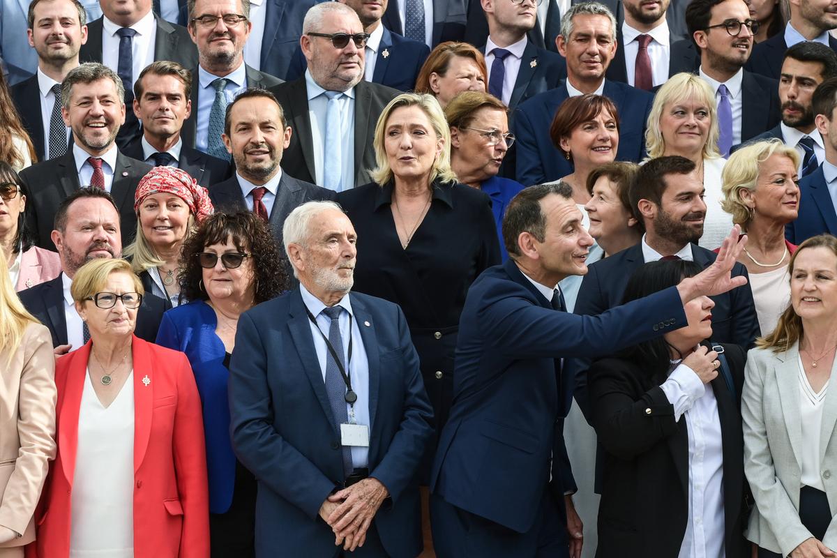 El Rally Nacional pide a sus diputados que dejen todos los grupos de Facebook que transmiten comentarios racistas