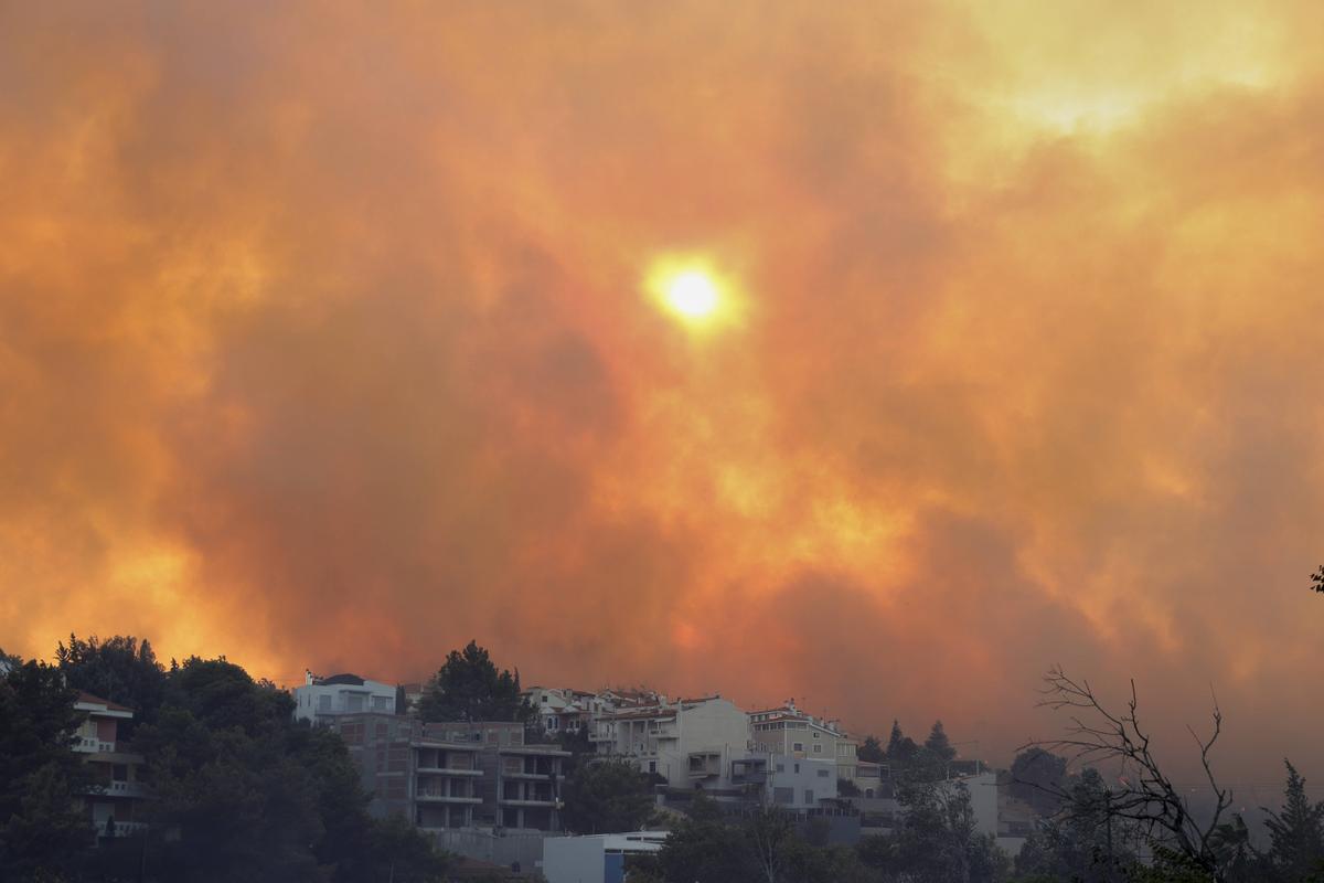 Segundo día de fuego en Grecia, presa de una ola de calor persistente