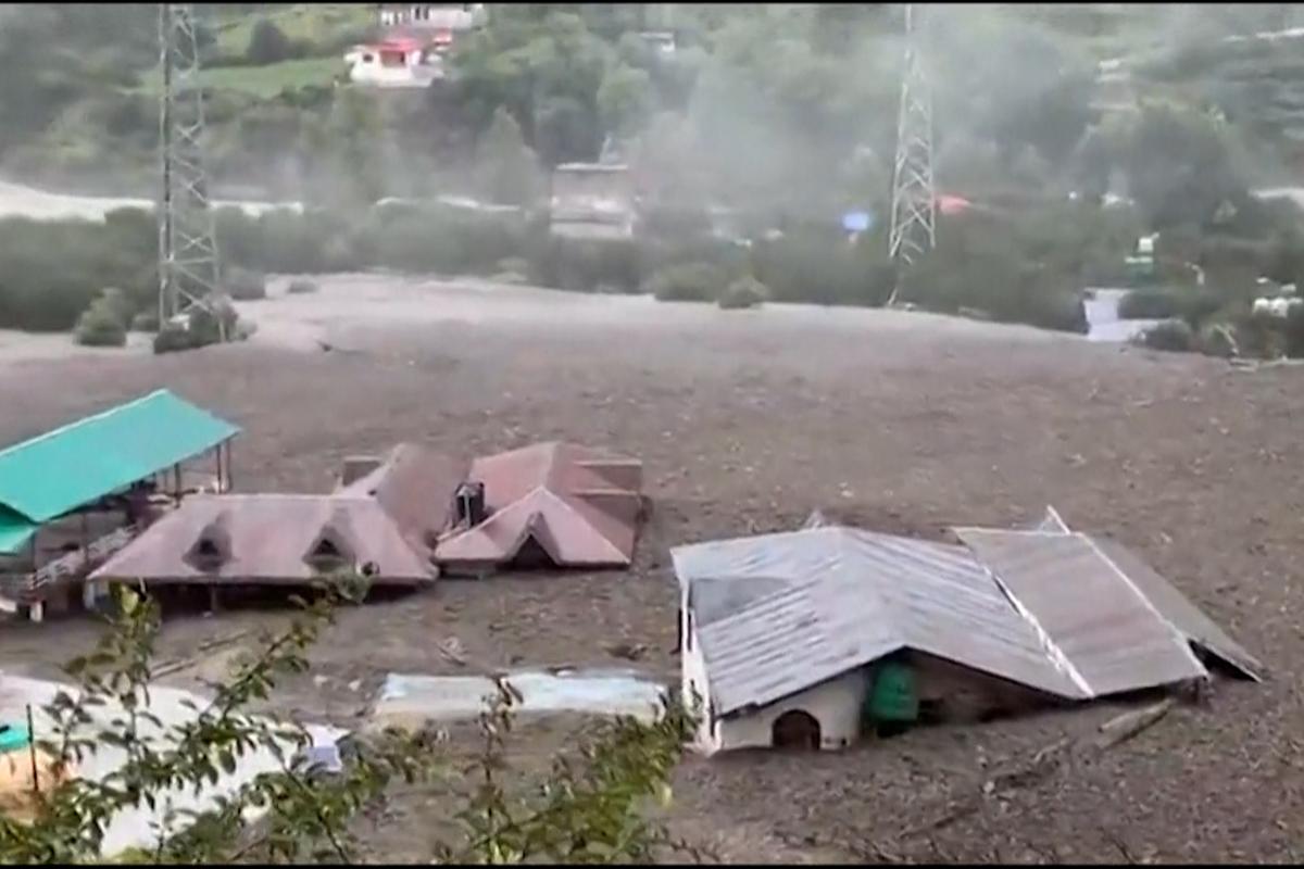 En la India, una inundación mortal abruma una aldea del Himalaya