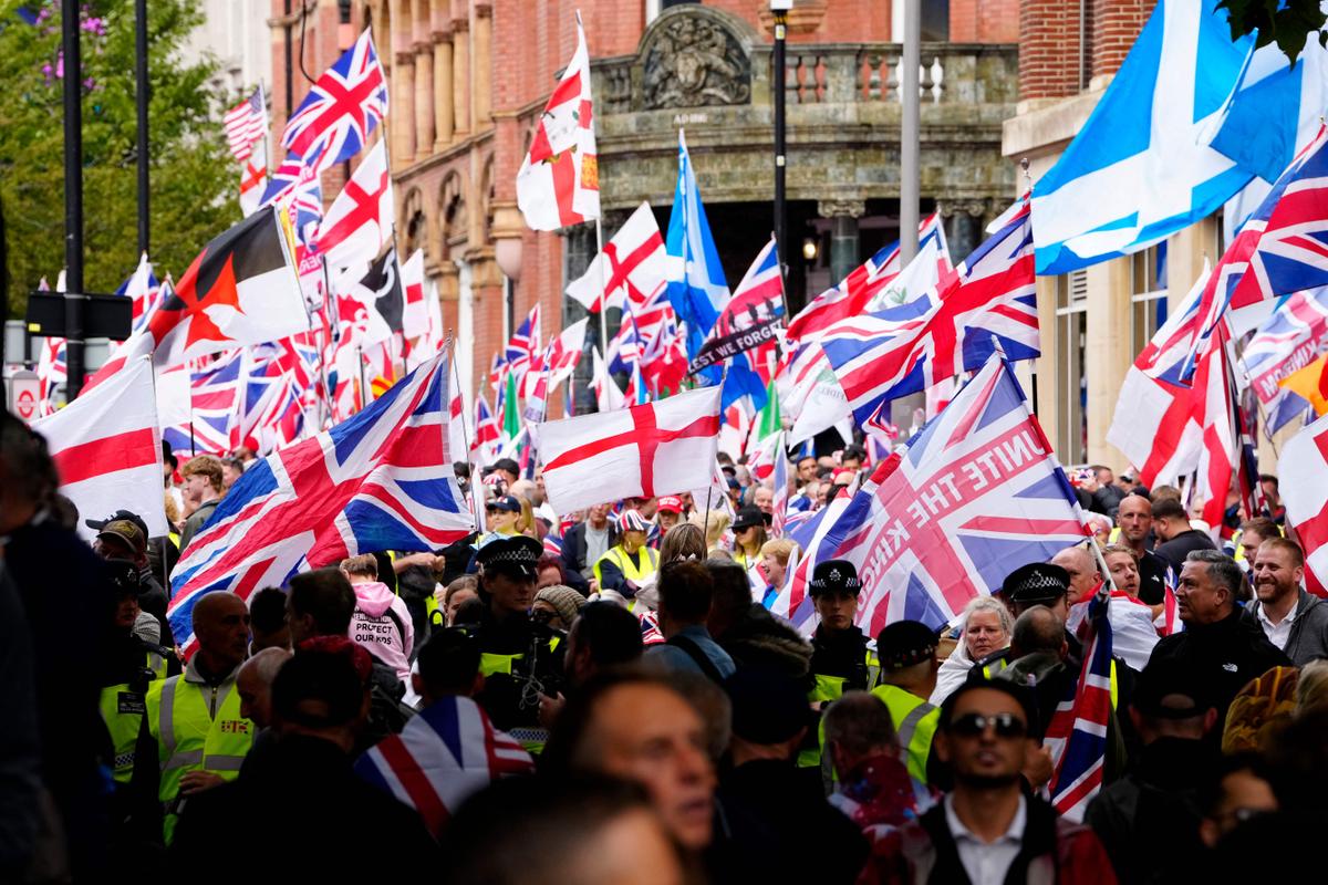 En Londres, 110,000 manifestantes responden a la llamada del activista de lejano Tommy Robinson