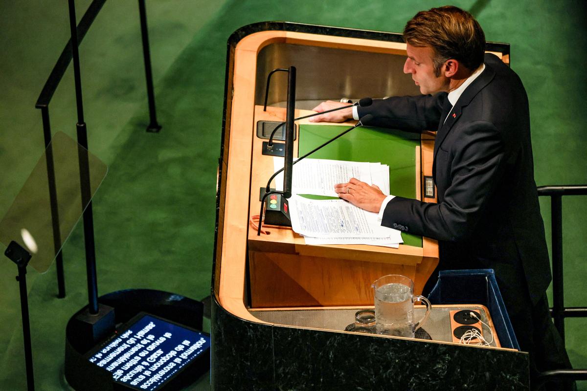 La sonrisa de Macron, los compromisos de Abbas, la ira de Israel