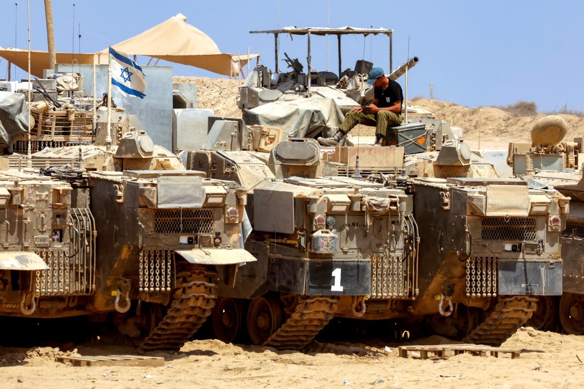 Soldados de Tsahal que prueban "La teoría de las bayonetas inteligentes"