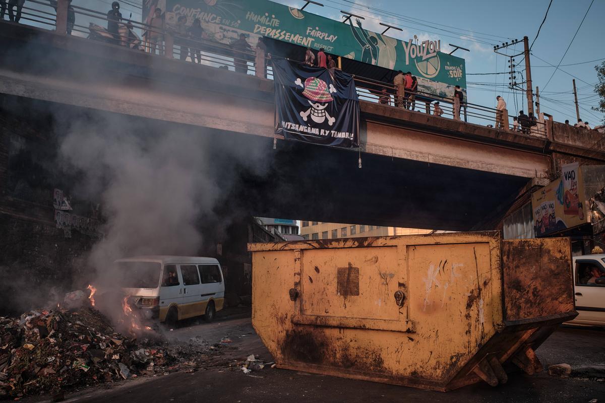 Un día de tensiones sin precedentes el jueves 25 de septiembre, manifestaciones reprimidas, incendios, saqueos ...