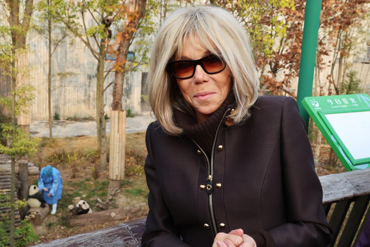 Brigitte Macron dice que “lamenta” las “víctimas femeninas”… pero no se arrepiente