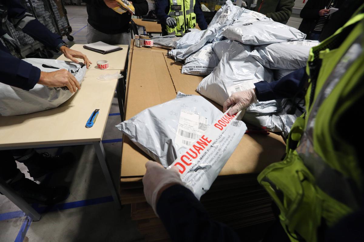 Inspección de paquetes Shein: Falsificaciones, normas no respetadas… El 25% de los productos no textiles no cumplían, según Aduanas