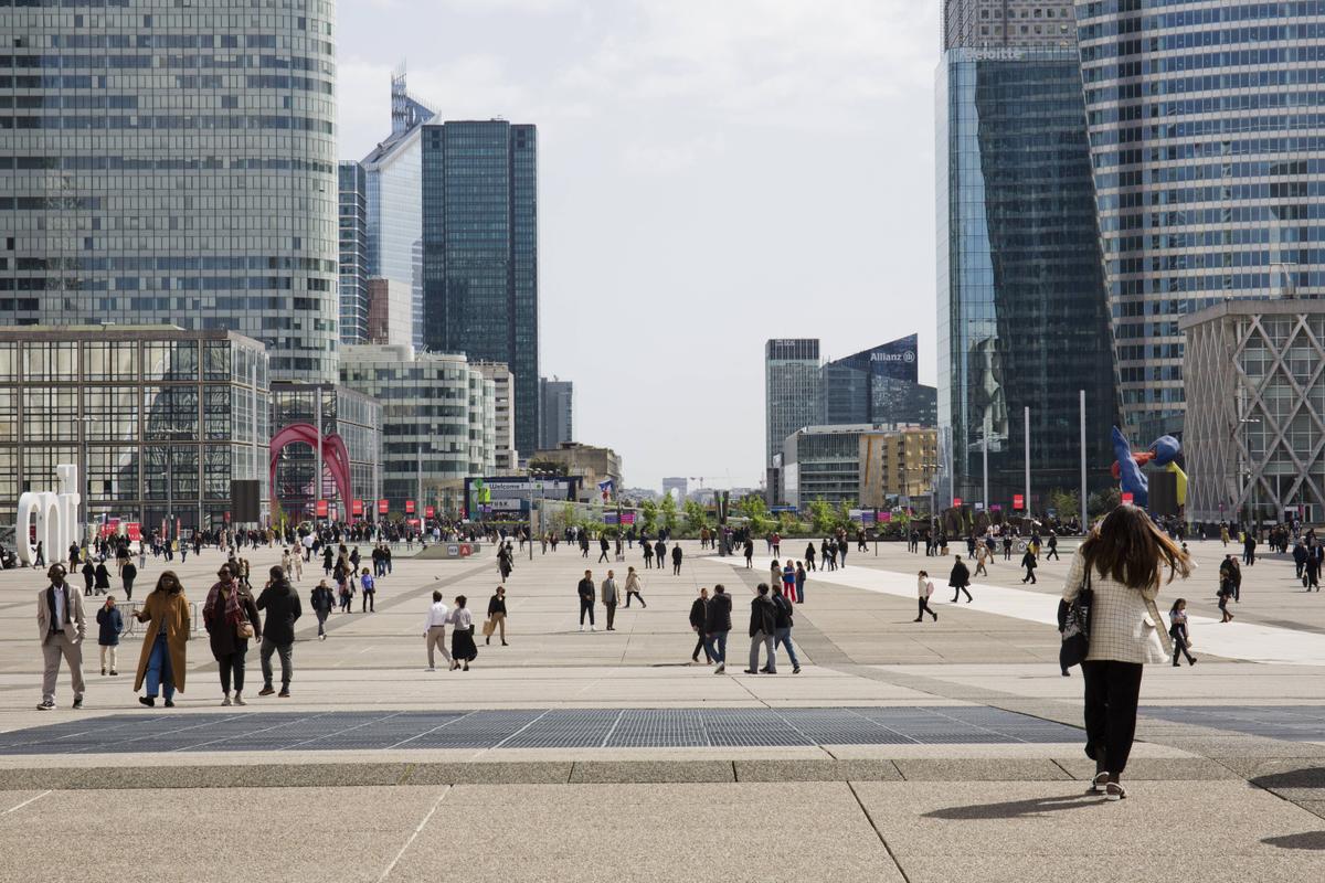Jóvenes, personas racializadas y mujeres sobreexpuestas, según la Defensora de Derechos y la OIT
