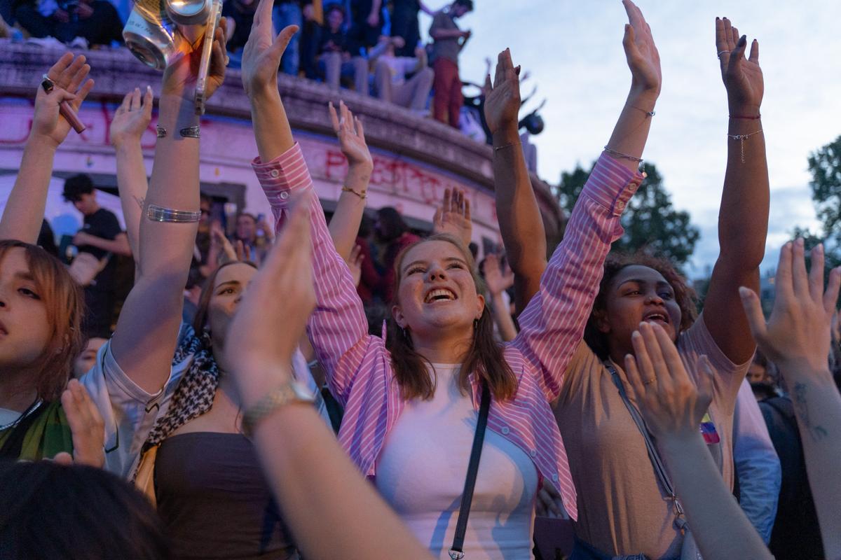 La batalla entre fuerzas progresistas y reaccionarias se desarrolla por primera vez en nuestras cabezas.