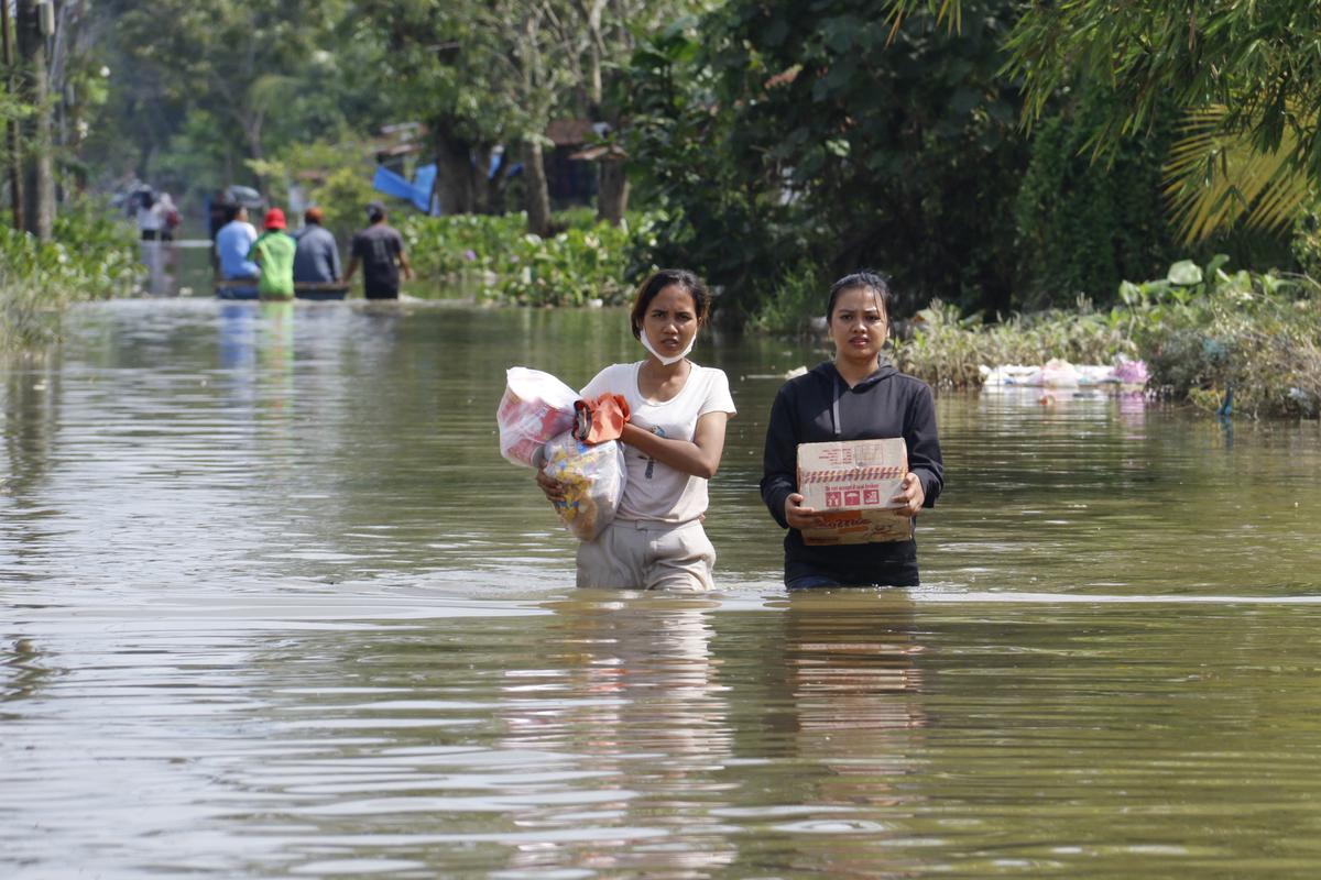 Nuevas lluvias torrenciales amenazan Sumatra, donde acecha la hambruna, e inundan Sri Lanka