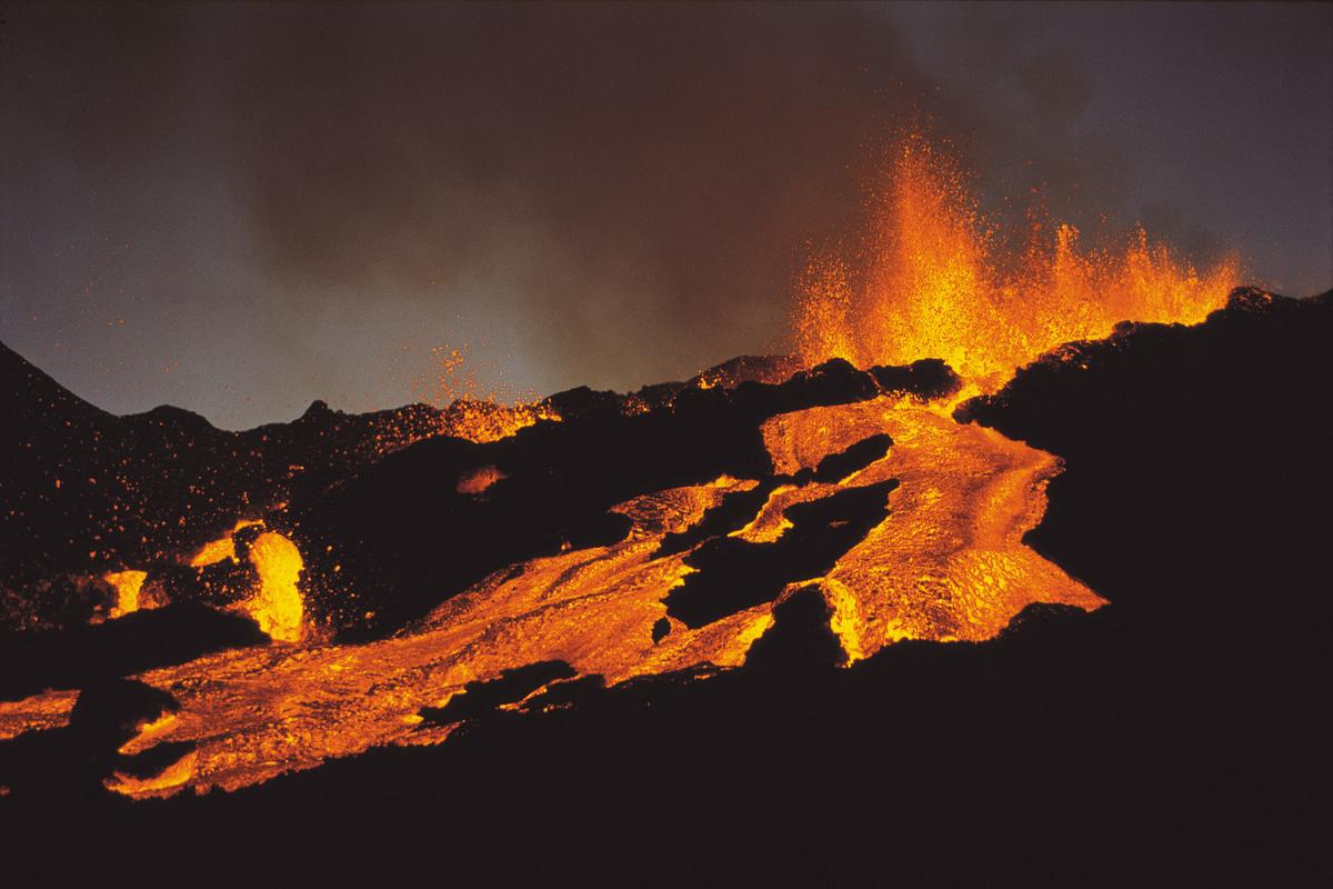 En Reunión, el volcán Piton de la Fournaise entra en erupción