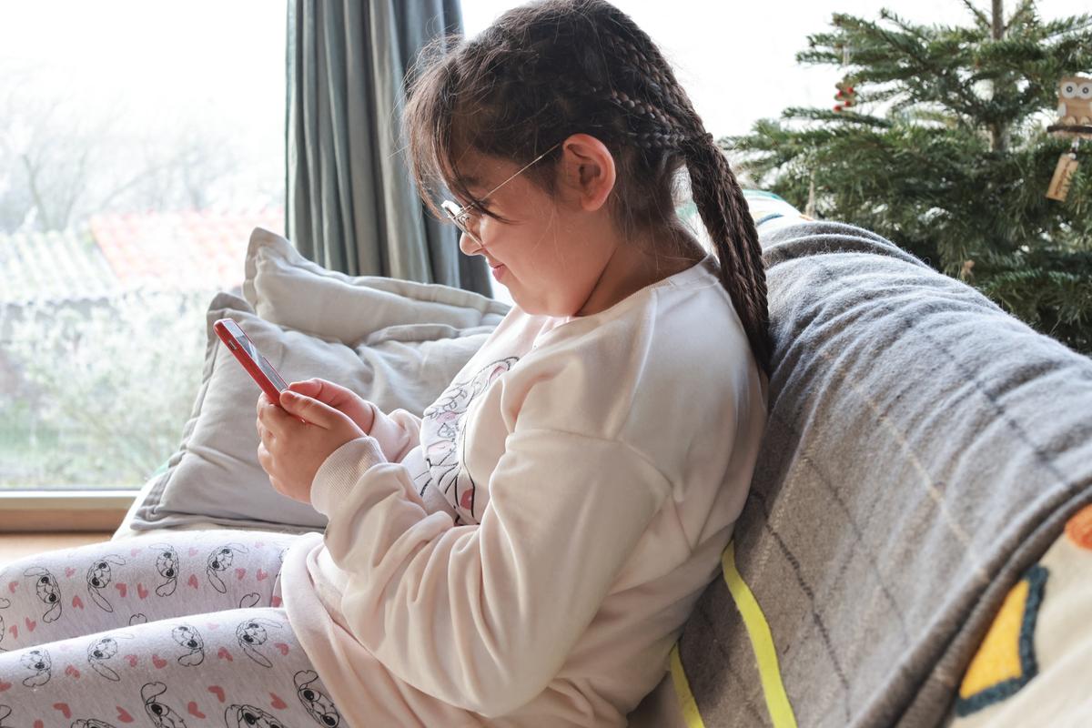 Los adolescentes menores de 15 años pasan allí casi dos horas al día.