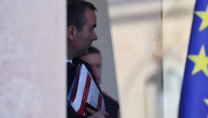 El petróleo sigue ardiendo, los combustibles también, Lecornu está postergando las cosas.