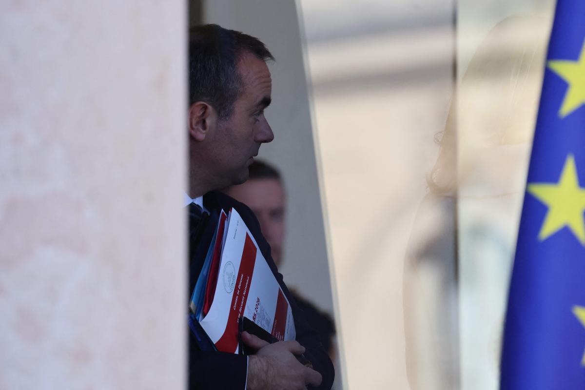 El petróleo sigue ardiendo, los combustibles también, Lecornu está postergando las cosas.