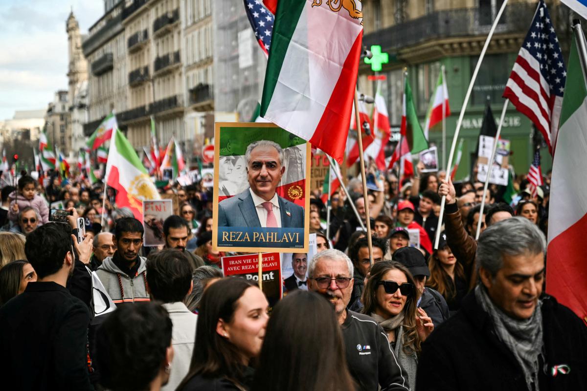 En París, varios miles de personas marchan contra la República Islámica de Irán