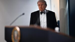 Cómo Donald Trump convierte un ataque fallido en una súplica por su salón de baile de 400 millones de dólares