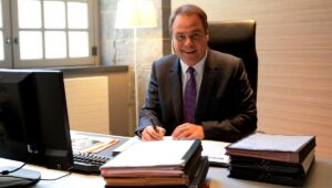 El alcalde de Valenciennes, condenado a 5 años de inhabilitación con ejecución provisional, deberá abandonar su mandato