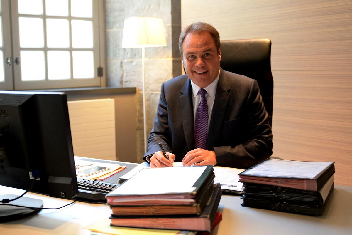 El alcalde de Valenciennes, condenado a 5 años de inhabilitación con ejecución provisional, deberá abandonar su mandato