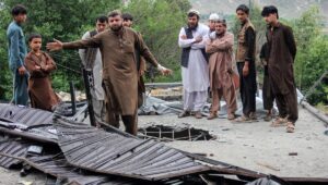 En el este de Afganistán, una universidad y civiles son blanco de disparos en medio de tensiones con Pakistán