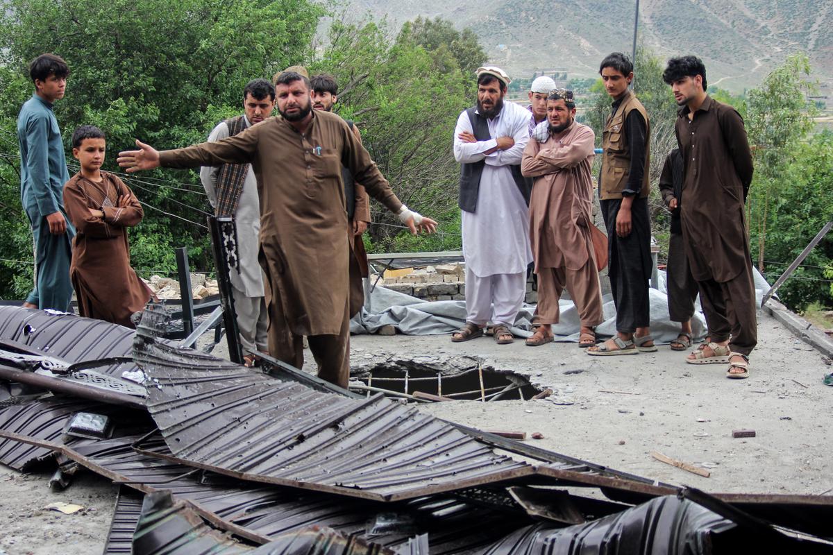 En el este de Afganistán, una universidad y civiles son blanco de disparos en medio de tensiones con Pakistán