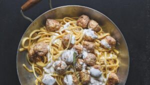 La receta sencilla y original de mini albóndigas con romero y nata