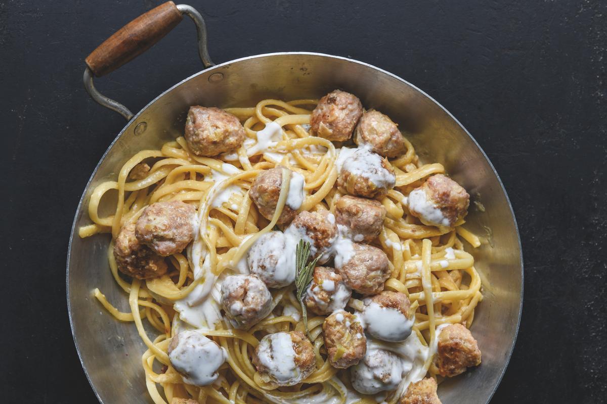 La receta sencilla y original de mini albóndigas con romero y nata