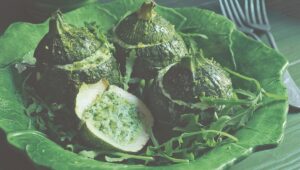 La receta sencilla y perfectamente primaveral de calabacines rellenos de brocciu y hierbas