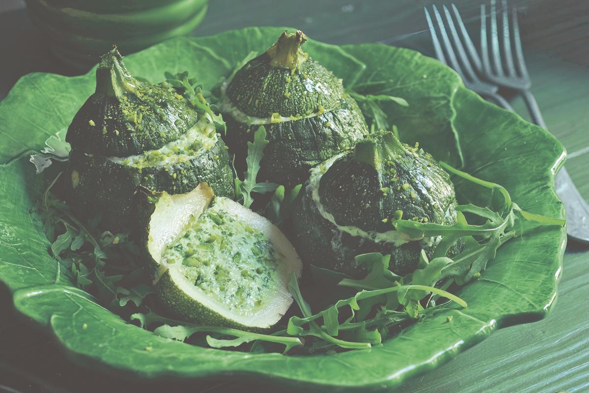 La receta sencilla y perfectamente primaveral de calabacines rellenos de brocciu y hierbas