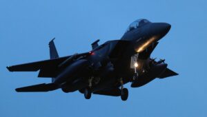 Un avión de combate estadounidense derribado en Irán, uno de los pilotos rescatado… Lo que sabemos