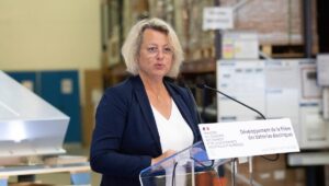 Acosado cibernéticamente tras suspender un banquete de Canon francés, el alcalde de Quimper presenta una denuncia