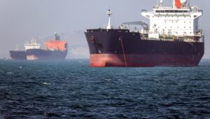 CMA CGM confirma que uno de sus portacontenedores fue impactado en el Estrecho de Ormuz: lo que sabemos