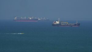 El barril de petróleo se va volando, posible extensión del bloqueo del Estrecho de Ormuz.