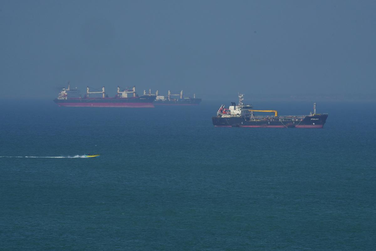 El barril de petróleo se va volando, posible extensión del bloqueo del Estrecho de Ormuz.