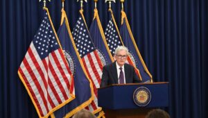 El premio al coraje es para el expresidente de la Reserva Federal, Jerome Powell, por enfrentarse a Trump
