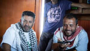 Israel prorroga la detención de dos activistas