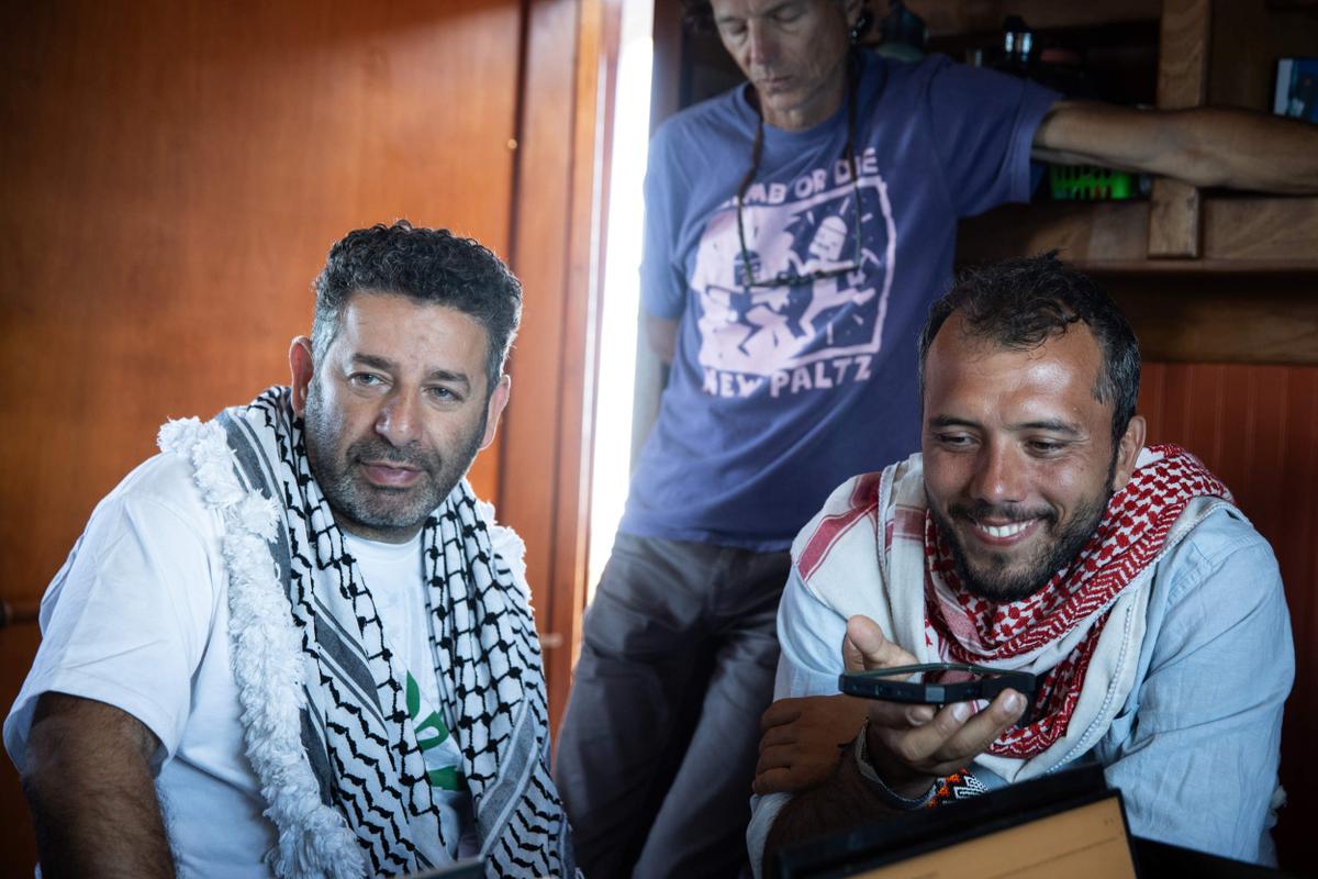 Israel prorroga la detención de dos activistas
