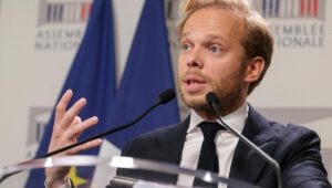 La izquierda está ofendida, la extrema derecha está encantada… las reacciones al informe sobre la radiodifusión pública presagian ya la campaña presidencial