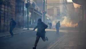 Un muerto durante manifestaciones contra la inflación, La Paz bloqueada, papel de Morales… Actualización sobre la situación
