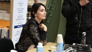 Xenia Fedorova, “agente rusa” en Bolloré para Raphaël Glucksmann, apoyada por Arnaud Lagardère y los directores de Canal+