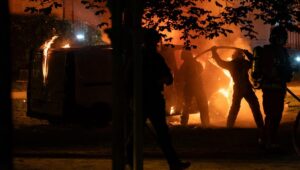 ¿“Cero reuniones” en los Campos Elíseos? El pedido del alcalde distrital, una “falsa buena idea” para Núñez