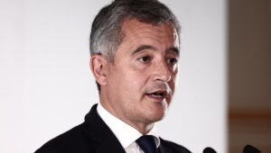 Bajo presión, Darmanin descarta cualquier dimisión y señala “un fracaso que no se debió a (sus) instrucciones”