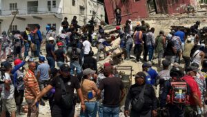 “Busco a mi madre, a mi esposa y a mi hijo”: tres días después de los terremotos en Venezuela, al menos 920 muertos y 50.000 desaparecidos