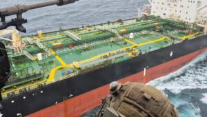 Capitán ruso, vínculo con un magnate iraní… Lo que sabemos sobre el engrasador de la flota fantasma de Putin abordado por Francia