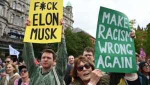 Disturbios xenófobos en Belfast: por qué se acusa a Elon Musk de haber amplificado discursos violentos en