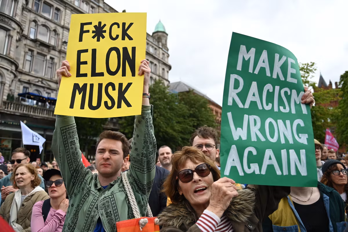 Disturbios xenófobos en Belfast: por qué se acusa a Elon Musk de haber amplificado discursos violentos en