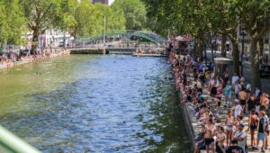 En París, un vídeo muestra a agentes de limpieza arrojando residuos al canal de Saint-Martin: lo que sabemos