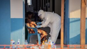 Epidemia de ébola: un médico diagnosticado en Francia con una carga viral “muy baja”… Lo que sabemos