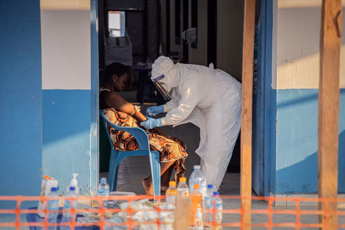 Epidemia de ébola: un médico diagnosticado en Francia con una carga viral “muy baja”… Lo que sabemos