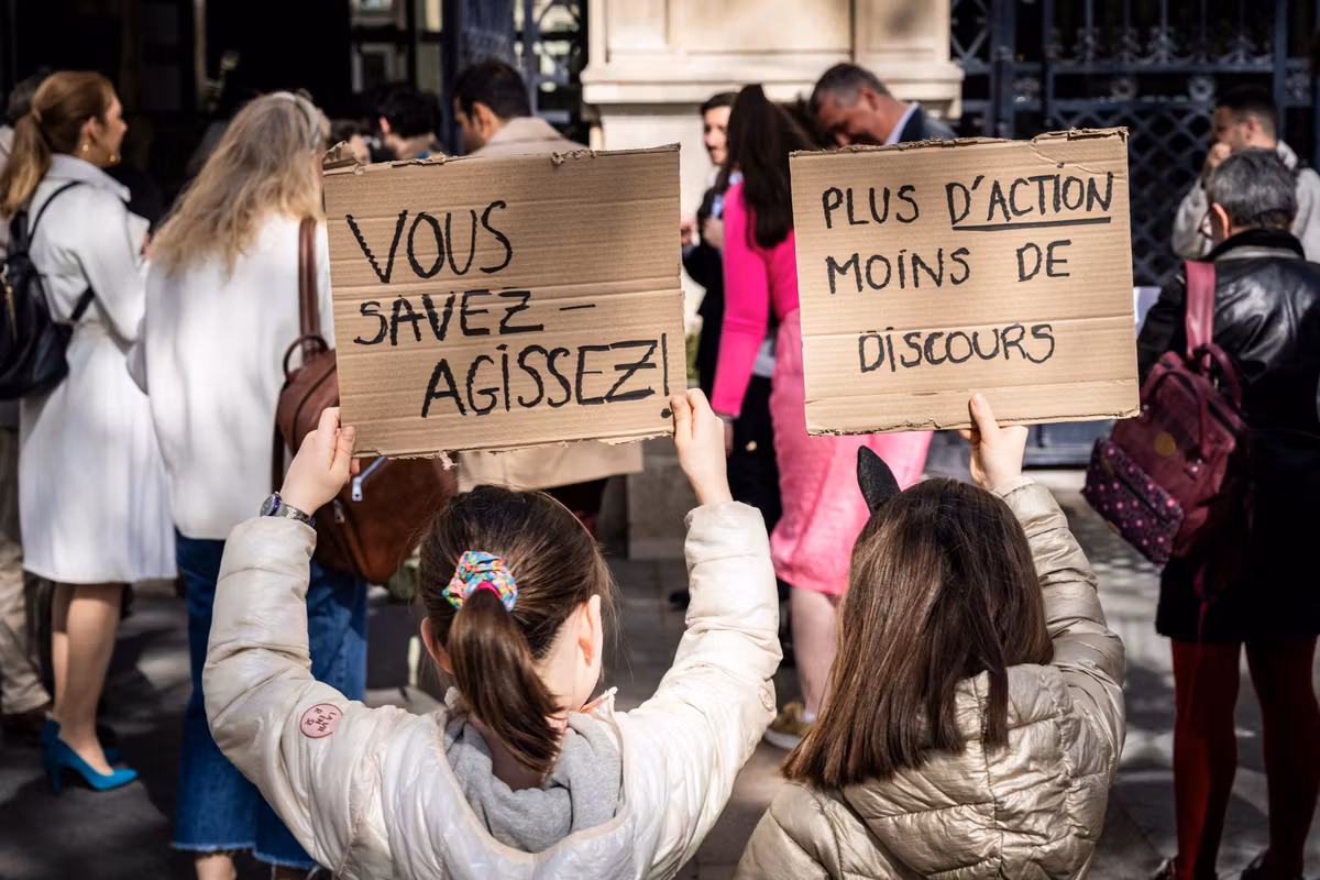 Escándalo extraescolar en París: Grégoire lanza una comisión de investigación, más de 130 dirigentes suspendidos