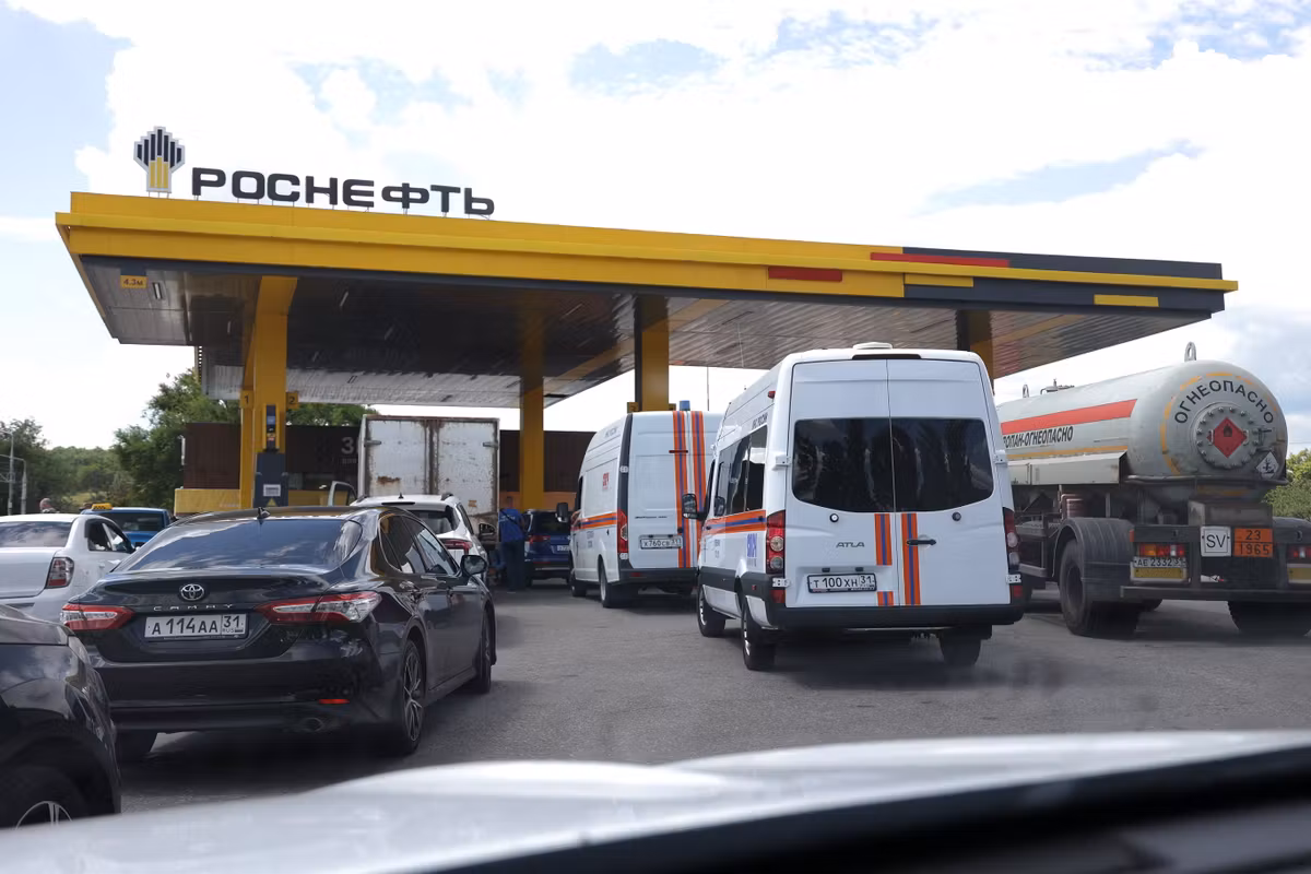 Escasez de combustible en Rusia: huelgas ucranianas, colas interminables… Lo que sabemos